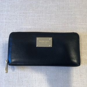 Michael Kors // Jet Set Zip-Around Black Wallet
